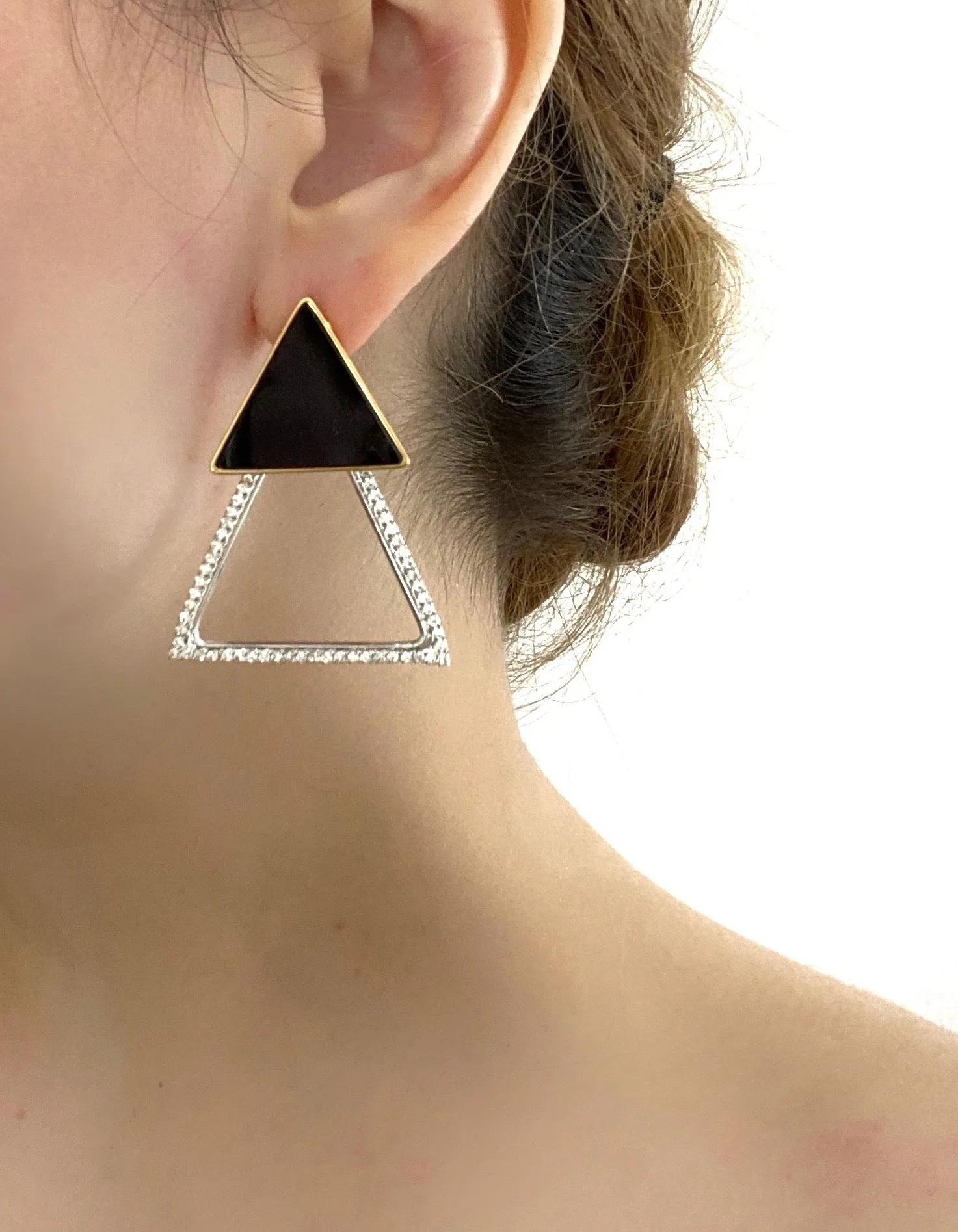 TRIANGLE STUD CLASS CRYSTAL EARRINGS